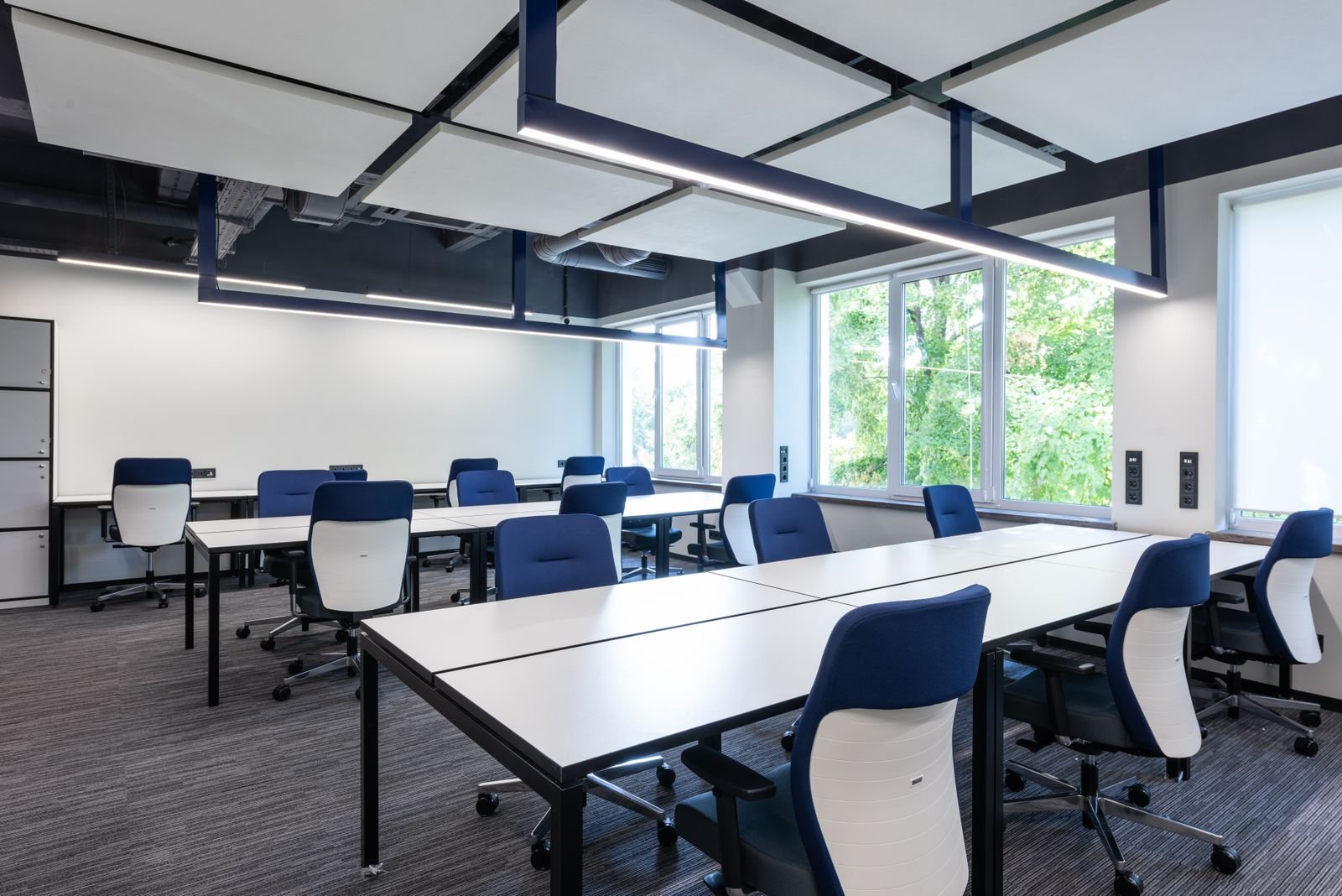 Bureau à aire ouverte entretenu, tables propres et chaises alignées