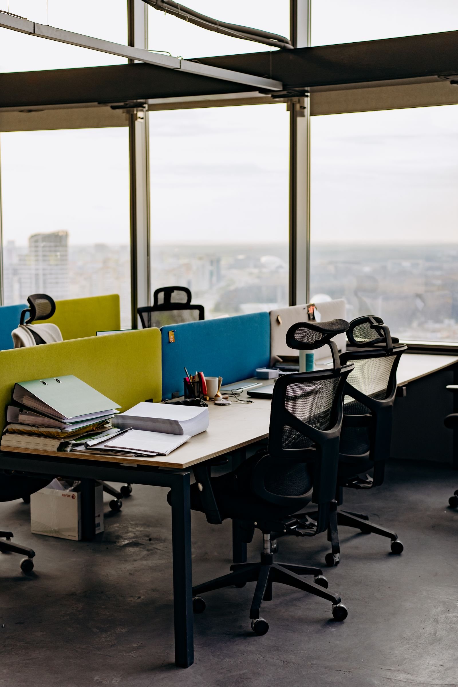 Bureau à aire ouverte propre et rangé avec vue sur la ville