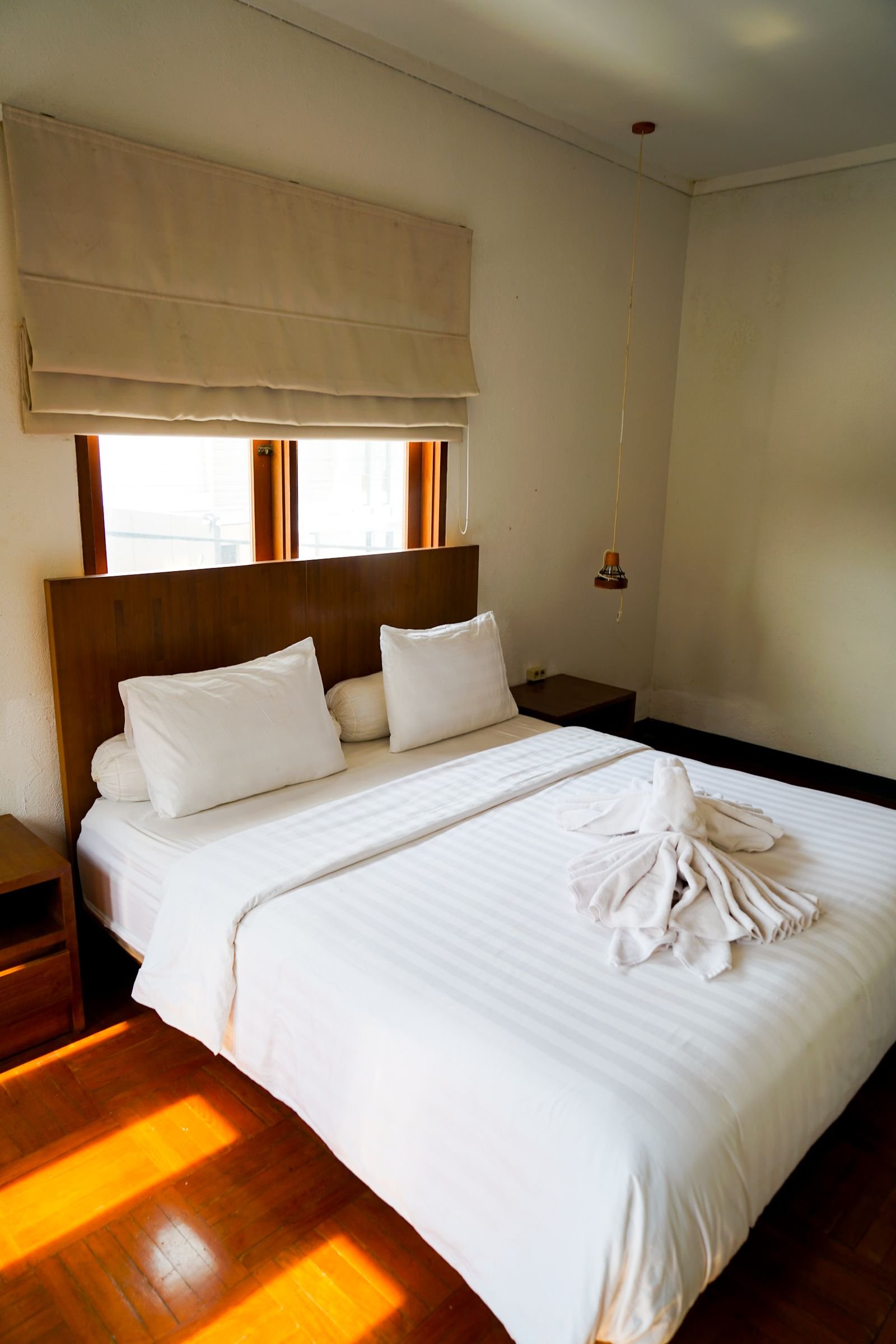 Chambre propre avec lit fait et literie blanche