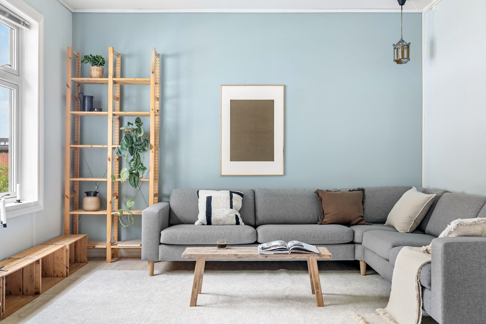 Salon de style scandinave rangé et dépoussiéré après un ménage résidentiel